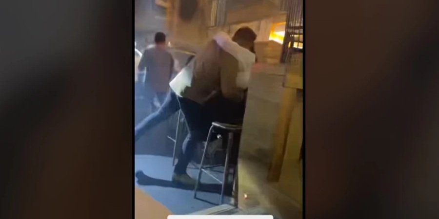 Φιλούσε μια άλλη γυναίκα στο κλαμπ την ώρα που η κοπέλα του ήταν στην τουαλέτα – Χαμός με το βίντεο στο TikTok